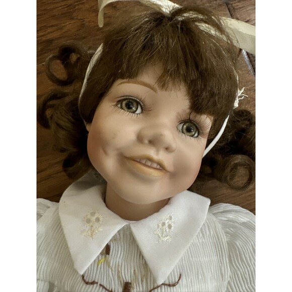 Vintage‎ Porcelain Little Girl Doll with Frog in Pocket 1998 - Picture 2 of 5